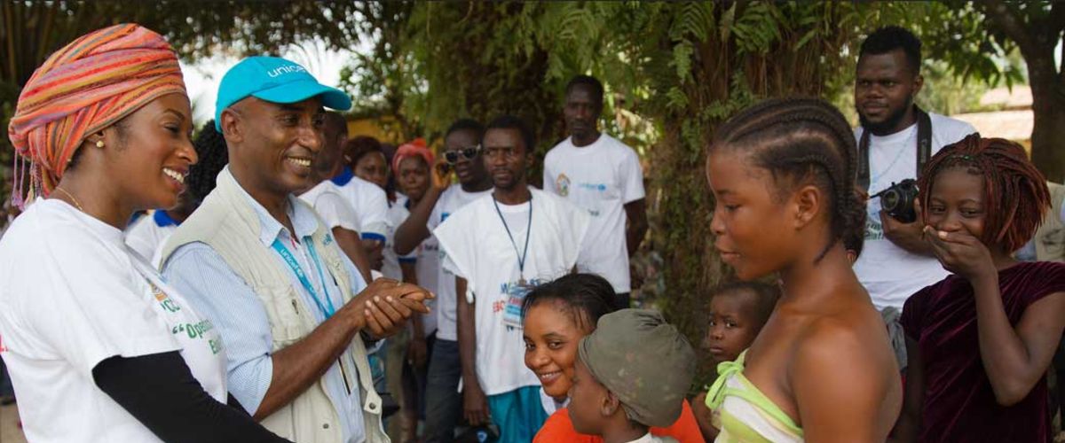 Acting mayor visits community members to discuss "Operation Stop Ebola!", Liberia.  Photo UNMEER/Martine Perret